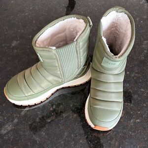 Kizik Green Quilted Winter Boots with Water-Resistant Nylon- worn three times!